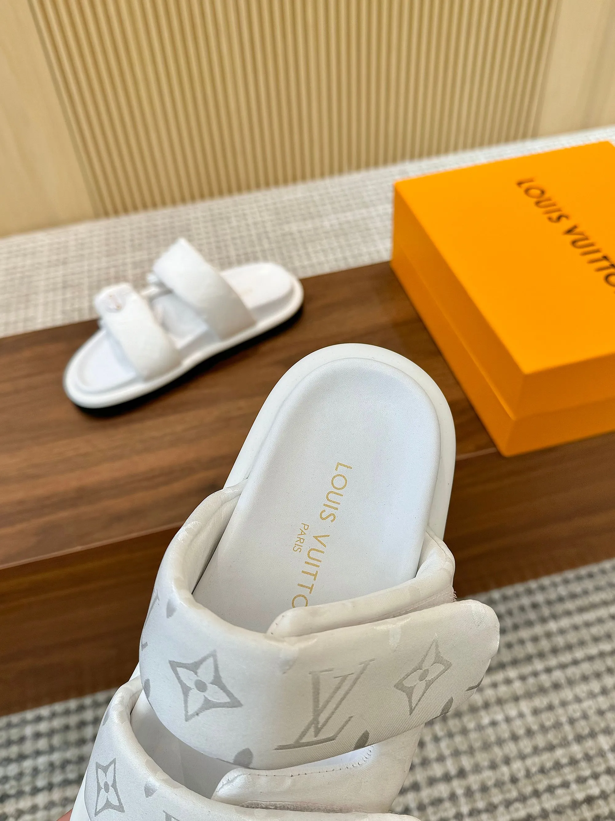👟👟Ex-factory price 420👟👟 Mimi [lv] The new slippers are hot. They have been selling before taking pictures. You can imagine the popularity. They are still classic old patterns with customized logo buttons. They are very suitable for daily leisure and home. Each of the 3] color options is so beautiful and delicate, noble yet elegant. Highly recommended. New products + show bdetails Standard size: |35-46 Color: black, presbyopia brown, white